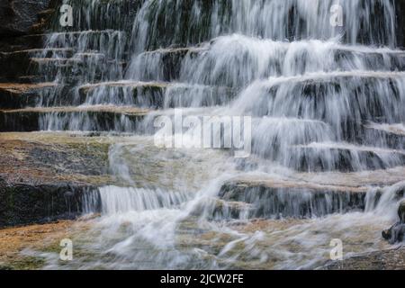 Fletcher Cascades sur le ruisseau Drakes, dans la vallée de Waterville, au New Hampshire, pendant les mois de printemps. Cette zone a été enregistrée pendant l'époque de l'exploitation forestière de la rivière Mad. Banque D'Images