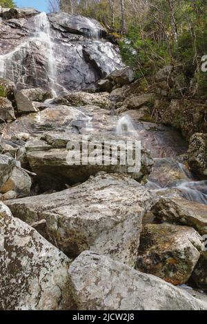 Fletcher Cascades sur le ruisseau Drakes, dans la vallée de Waterville, au New Hampshire, pendant les mois de printemps. Cette zone a été enregistrée pendant l'époque de l'exploitation forestière de la rivière Mad. Banque D'Images