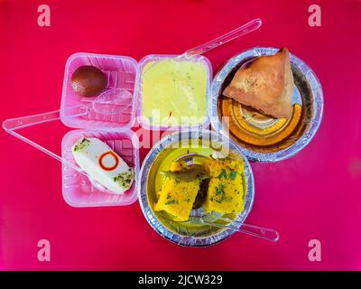 délicieuses douceurs indiennes à la samosa avec fond rouge sous un angle différent Banque D'Images