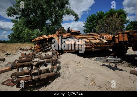 Nalyvaivka, Ukraine. 15th juin 2022. Le char détruit de l'armée russe près du village de Nalyvaivka dans la région de Kiev. La Russie a envahi l'Ukraine le 24 février 2022, déclenchant la plus grande attaque militaire en Europe depuis la Seconde Guerre mondiale (Credit image: © Sergei Chuzavkov/SOPA Images via ZUMA Press Wire) Banque D'Images