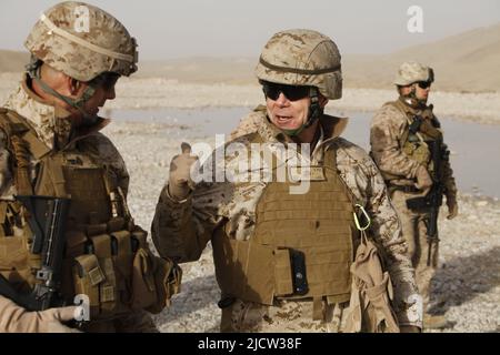 Le général James F. Amos, commandant du corps des Marines, s'adresse au colonel John R. Shaffer, commandant de l'équipe de combat régimentaire 6 Banque D'Images