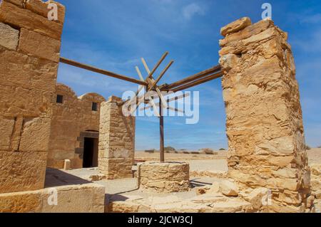 Historique Qusyar Amra puits dans le désert oriental de Jordanie Banque D'Images