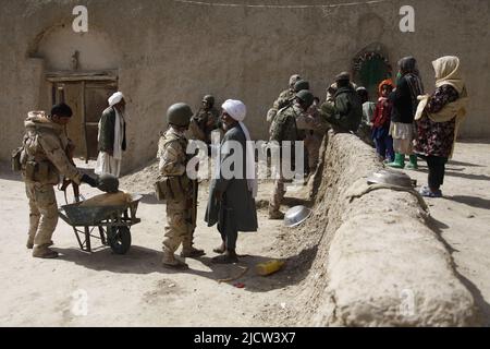 Les soldats de la Force opérationnelle afghane (ATF) interrogez un propriétaire composé au sujet de l'activité des Taliban à Kajaki, dans la province de Helmond, en Afghanistan, au 2 mars 2012. Les ATF étaient Banque D'Images