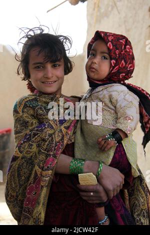 Des enfants afghans posent pour une photo alors que des soldats de la Force opérationnelle afghane (ATF) fouillèrent le complexe de son père à Kajaki, province de Helmond, Afghanistan 2 mars, 20 Banque D'Images