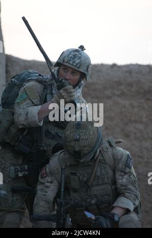 British Royal Marine Commandos radio dans leur position à leur commandement tout en recherchant des composés dans la vallée de Gorazan, province de Helmand, Afghanistan Banque D'Images