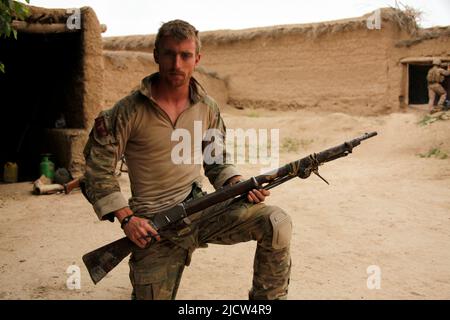 Un Royal Marine Commando britannique détient un fusil Martini-Henry confisqué qui a été trouvé plus tôt ce jour-là à Keshwar, province d'Helmand, en Afghanistan Apri Banque D'Images