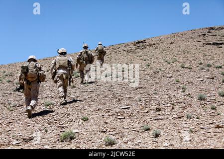 Marines des États-Unis avec 1st Bataillon, 8th Marine Regiment (1/8), équipe de combat régimentaire 6, patrouillent une colline dans les Fulads, province de Helmand, Afghanistan Ma Banque D'Images