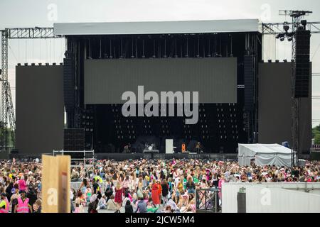 Manchester, Royaume-Uni. 15th mai 2022. La scène et l'armée de fans pour le concert Harry Styles. Les fans de Harry Styles se rendent au concert au Old Trafford Cricket Ground. Harry Styles joue à Old Trafford pour 2 nuits. Beaucoup de fans étaient vêtus de vêtements brillants pour la chaleur estivale. Crédit : SOPA Images Limited/Alamy Live News Banque D'Images