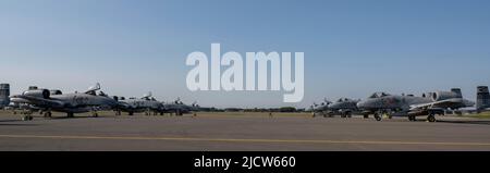 US Air Force A-10 Thunderbolt II affecté au 25th Escadron de chasse, base aérienne d'Osan, Corée du Sud, s'assoit sur la ligne aérienne de la base aérienne de Misawa, Japon, 18 mai 2022, avant de participer au drapeau rouge de l'Alaska 22-2. Le A-10, ou « Warthog », est le principal avion de soutien aérien de basse altitude de la US Air Force et est armé d'un canon de Gatling de 30mm GAU-8/A à sept cylindres. (É.-U. Photo de la Force aérienne par le premier Airman Brieana E. Bolfing) Banque D'Images