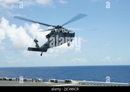 220614-N-XN177-1015 MER DES PHILIPPINES (14 juin 2022) – un hélicoptère MH-60s Sea Hawk affecté à l'escadron de combat en mer (HSC) 23, dévolte du pont de vol du porte-avions amphibie USS Tripoli (LHA 7), 14 juin 2022. Tripoli opère dans la zone d'opérations de la flotte américaine 7th afin d'améliorer l'interopérabilité avec ses alliés et ses partenaires et de servir de force de réaction prête à l'emploi pour défendre la paix et maintenir la stabilité dans la région Indo-Pacifique. (É.-U. Photo de la marine par le spécialiste des communications de masse 1st classe Peter Burghart) Banque D'Images