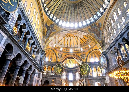 Intérieur de la mosquée Sainte-Sophie à Istanbul Turquie Banque D'Images