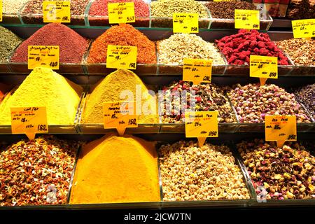 Une variété d'épices, de thés et de saveurs exposées au Spice Bazaar à Istanbul en Turquie Banque D'Images