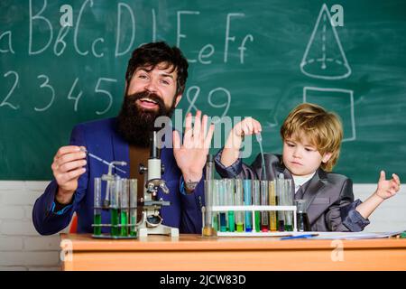 Invention chimique. Laboratoire scolaire. Enseignant et élève en laboratoire chimique. J'aime étudier à l'école. Étudier la chimie. Étudier est intéressant Banque D'Images