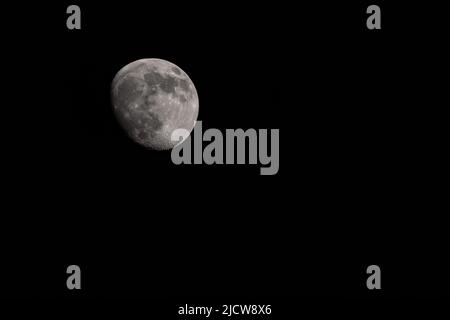 Lune en croissant dans le ciel sombre Banque D'Images