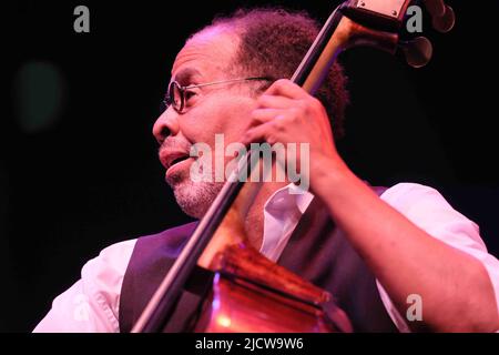 16 juin 2022, Wilmington, Delaware, États-Unis d'Amérique: 5 fois vainqueur du Grammy STANLEY CLARKE se produit le premier jour du festival annuel de jazz Clifford Brown 35th mercredi 15 juin 2022; à Rodney Square à Wilmington, DE (Credit image: © Saquan Stimpson/ZUMA Press Wire) Banque D'Images