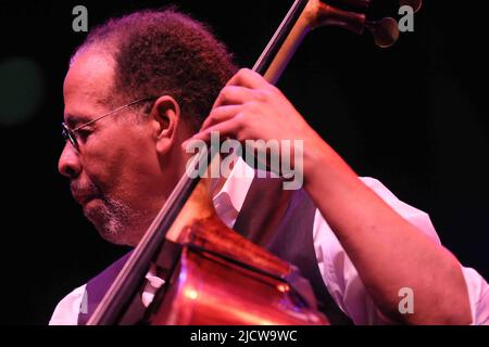 16 juin 2022, Wilmington, Delaware, États-Unis d'Amérique: 5 fois vainqueur du Grammy STANLEY CLARKE se produit le premier jour du festival annuel de jazz Clifford Brown 35th mercredi 15 juin 2022; à Rodney Square à Wilmington, DE (Credit image: © Saquan Stimpson/ZUMA Press Wire) Banque D'Images