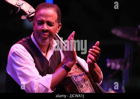 16 juin 2022, Wilmington, Delaware, États-Unis d'Amérique: 5 fois vainqueur du Grammy STANLEY CLARKE se produit le premier jour du festival annuel de jazz Clifford Brown 35th mercredi 15 juin 2022; à Rodney Square à Wilmington, DE (Credit image: © Saquan Stimpson/ZUMA Press Wire) Banque D'Images