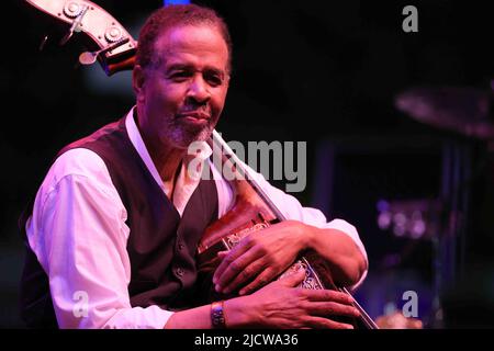 16 juin 2022, Wilmington, Delaware, États-Unis d'Amérique: 5 fois vainqueur du Grammy STANLEY CLARKE se produit le premier jour du festival annuel de jazz Clifford Brown 35th mercredi 15 juin 2022; à Rodney Square à Wilmington, DE (Credit image: © Saquan Stimpson/ZUMA Press Wire) Banque D'Images