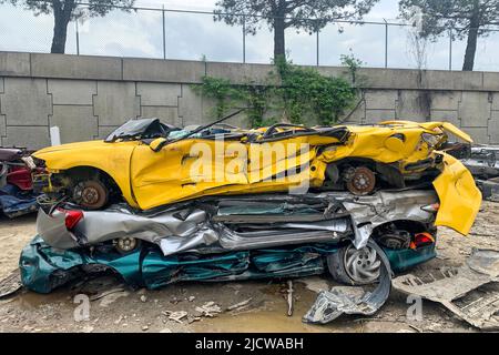 Pile de voitures déchiquetées à déchiqueter dans une usine de recyclage, pile d'automobiles après des accidents de la route Banque D'Images