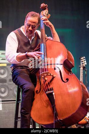 15 juin 2022, Wilmington, Delaware, États-Unis : June15, 2022, Wilmington DE- 5 Time Grammy Winner, bassiste de jazz, STANLEY CLARKE, en concert au Clifford Brown Jazz Festival qui s'est tenu dans l'historique Rodney Square à Wilmington Delaware (Credit image: © Ricky Fitchett/ZUMA Press Wire) Banque D'Images