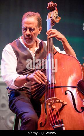 15 juin 2022, Wilmington, Delaware, États-Unis : June15, 2022, Wilmington DE- 5 Time Grammy Winner, bassiste de jazz, STANLEY CLARKE, en concert au Clifford Brown Jazz Festival qui s'est tenu dans l'historique Rodney Square à Wilmington Delaware (Credit image: © Ricky Fitchett/ZUMA Press Wire) Banque D'Images