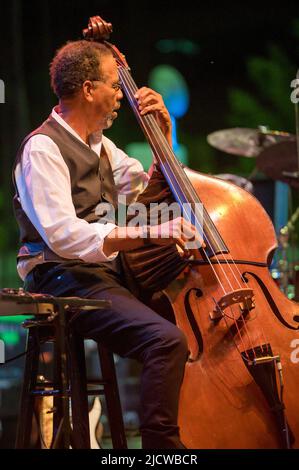 15 juin 2022, Wilmington, Delaware, États-Unis : June15, 2022, Wilmington DE- 5 Time Grammy Winner, bassiste de jazz, STANLEY CLARKE, en concert au Clifford Brown Jazz Festival qui s'est tenu dans l'historique Rodney Square à Wilmington Delaware (Credit image: © Ricky Fitchett/ZUMA Press Wire) Banque D'Images