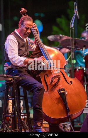 15 juin 2022, Wilmington, Delaware, États-Unis : June15, 2022, Wilmington DE- 5 Time Grammy Winner, bassiste de jazz, STANLEY CLARKE, en concert au Clifford Brown Jazz Festival qui s'est tenu dans l'historique Rodney Square à Wilmington Delaware (Credit image: © Ricky Fitchett/ZUMA Press Wire) Banque D'Images