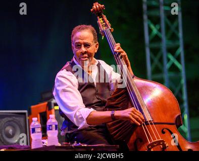 15 juin 2022, Wilmington, Delaware, États-Unis : June15, 2022, Wilmington DE- 5 Time Grammy Winner, bassiste de jazz, STANLEY CLARKE, en concert au Clifford Brown Jazz Festival qui s'est tenu dans l'historique Rodney Square à Wilmington Delaware (Credit image: © Ricky Fitchett/ZUMA Press Wire) Banque D'Images