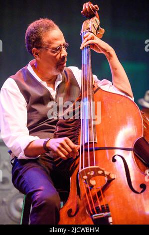 15 juin 2022, Wilmington, Delaware, États-Unis : June15, 2022, Wilmington DE- 5 Time Grammy Winner, bassiste de jazz, STANLEY CLARKE, en concert au Clifford Brown Jazz Festival qui s'est tenu dans l'historique Rodney Square à Wilmington Delaware (Credit image: © Ricky Fitchett/ZUMA Press Wire) Banque D'Images