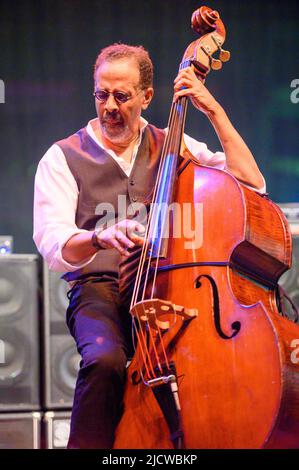 15 juin 2022, Wilmington, Delaware, États-Unis : June15, 2022, Wilmington DE- 5 Time Grammy Winner, bassiste de jazz, STANLEY CLARKE, en concert au Clifford Brown Jazz Festival qui s'est tenu dans l'historique Rodney Square à Wilmington Delaware (Credit image: © Ricky Fitchett/ZUMA Press Wire) Banque D'Images