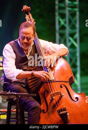 15 juin 2022, Wilmington, Delaware, États-Unis : June15, 2022, Wilmington DE- 5 Time Grammy Winner, bassiste de jazz, STANLEY CLARKE, en concert au Clifford Brown Jazz Festival qui s'est tenu dans l'historique Rodney Square à Wilmington Delaware (Credit image: © Ricky Fitchett/ZUMA Press Wire) Banque D'Images