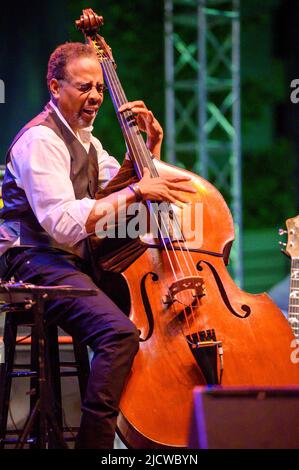 15 juin 2022, Wilmington, Delaware, États-Unis : June15, 2022, Wilmington DE- 5 Time Grammy Winner, bassiste de jazz, STANLEY CLARKE, en concert au Clifford Brown Jazz Festival qui s'est tenu dans l'historique Rodney Square à Wilmington Delaware (Credit image: © Ricky Fitchett/ZUMA Press Wire) Banque D'Images