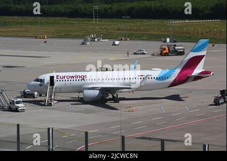 Cologne, Allemagne. 14th juin 2022. Un avion Airbus de la compagnie Eurowings est sur le tablier crédit: Horst Galuschka/dpa/Horst Galuschka dpa/Alay Live News Banque D'Images