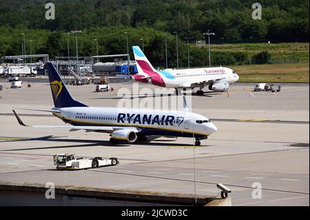 Cologne, Allemagne. 14th juin 2022. Les avions des compagnies aériennes Ryanair et Eurowings sont sur le tablier crédit: Horst Galuschka/dpa/Horst Galuschka dpa/Alay Live News Banque D'Images