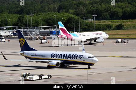 Cologne, Allemagne. 14th juin 2022. Les avions des compagnies aériennes Ryanair et Eurowings sont sur le tablier crédit: Horst Galuschka/dpa/Horst Galuschka dpa/Alay Live News Banque D'Images