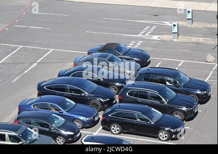 Cologne, Allemagne. 14th juin 2022. Voitures sombres voiture de tourisme debout sur un parking crédit: Horst Galuschka/dpa/Horst Galuschka dpa/Alay Live News Banque D'Images