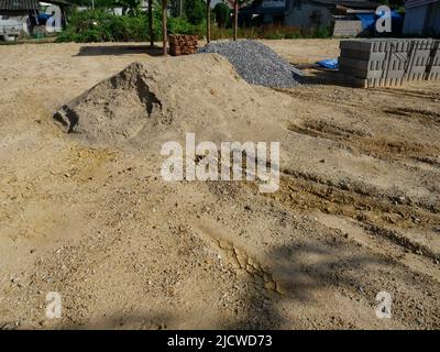 Pile de sable et de gravier avec de la brique blanche et goup de cale de cinder Isométrique sur un chantier de construction Banque D'Images