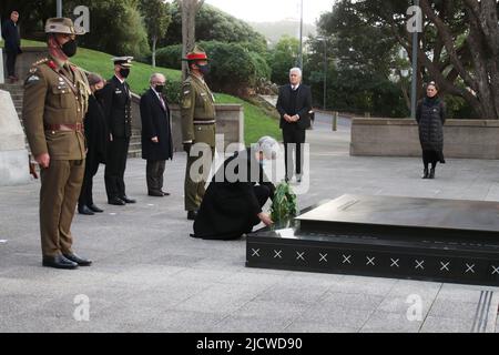 Wellington, Nouvelle-Zélande. 16 juin 2022 : la nouvelle ministre australienne des Affaires étrangères, Penny Wong, dépose une couronne au Monument commémoratif de guerre de Pukeahu à Wellington lors de sa première visite officielle en Nouvelle-Zélande. Crédit : Lynn grief/Alamy Live News Banque D'Images