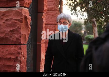 Wellington, Nouvelle-Zélande. 16 juin 2022 : le nouveau ministre australien des Affaires étrangères, Penny Wong, inspecte le monument commémoratif de guerre de Pukeahu Anzac à Wellington lors de sa première visite officielle en Nouvelle-Zélande. Crédit : Lynn grief/Alamy Live News Banque D'Images