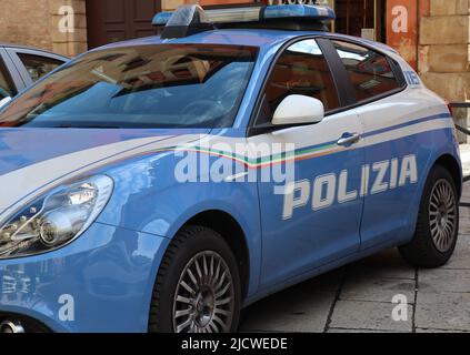 Voiture de police italienne. Polizia Italiana, garder la sécurité à Bologne. Banque D'Images