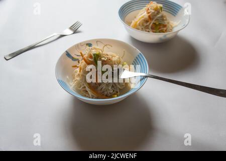 Nouilles prêtes à manger servies dans un bol sur fond. Vue de dessus, mise au point sélective. Banque D'Images