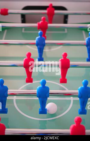 Close up of baby foot Baby-foot jeu de chiffres. Jeu de Football Kicker avec figurines bleu et rouge. Banque D'Images