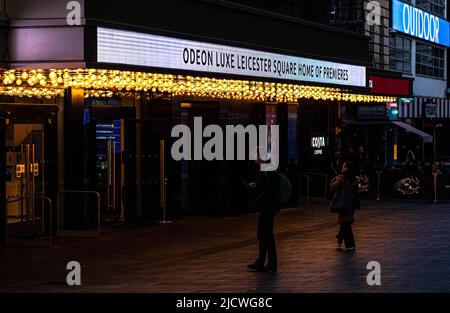 Panneaux lumineux à l'extérieur du cinéma Odeon Lux, Leicester Square, Central London, Angleterre, Royaume-Uni. Banque D'Images