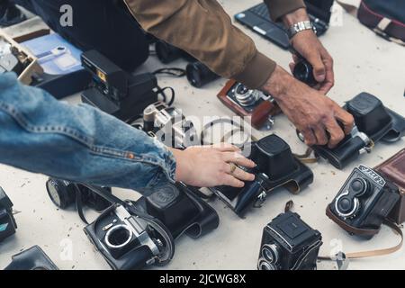 18.05.2022. Tbilissi, Géorgie. Différentes vieilles caméras rétro vintage au marché aux puces. Photo de haute qualité Banque D'Images