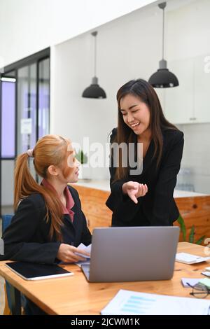 Femme gestionnaire expliquant les détails du projet, discutant de la nouvelle stratégie de développement avec les jeunes employés Banque D'Images