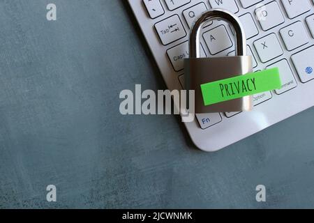 Cadenas avec texte CONFIDENTIALITÉ sur le clavier de l'ordinateur. Protection des données, concept de cybersécurité Banque D'Images