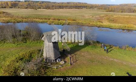 Un drone a tiré sur le moulin à vent et la rivière. Haute qualité Banque D'Images