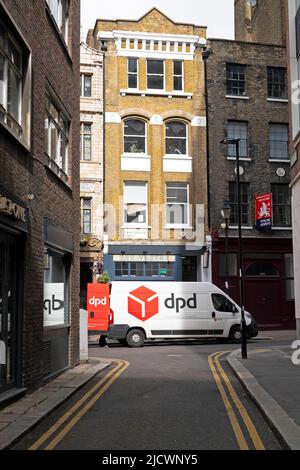 Vue sur les bâtiments et la camionnette dpd livrant des colis dans une rue de Clerkenwelll City of London England KATHY DEWITT Banque D'Images