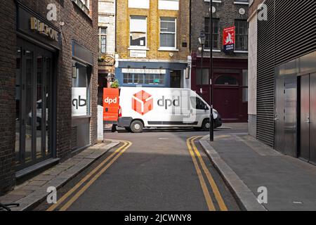 Vue sur les bâtiments et la camionnette dpd livrant des colis dans une rue de Clerkenwelll City of London England KATHY DEWITT Banque D'Images