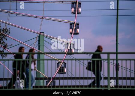 Deutzer Brücke à Cologne, Ferris Wheel à la foire sur le Deutzer Werfer, sentier, piste cyclable, NRW, Allemagne Banque D'Images